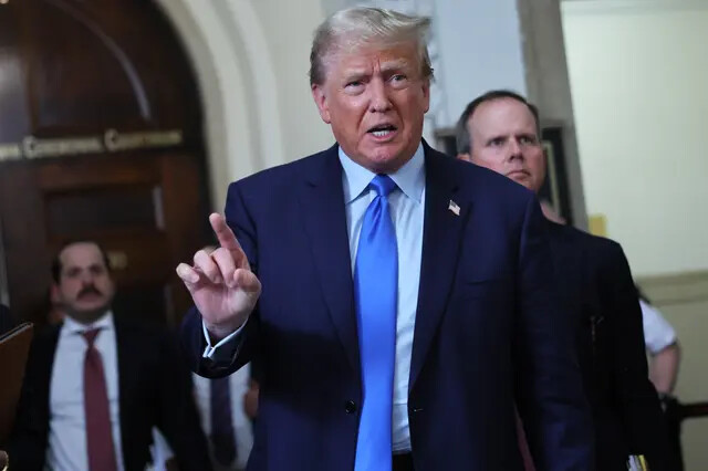 El expresidente Donald Trump habla con los medios de comunicación después de salir de la sala para un receso de almuerzo durante el primer día de su juicio por fraude civil en la Corte Suprema del Estado de Nueva York en Nueva York el 2 de octubre de 2023. (Michael M. Santiago/Getty Images)