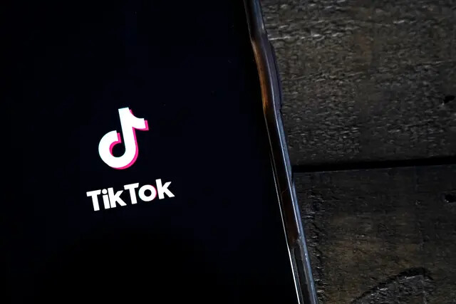 La aplicación TikTok se muestra en un iPhone de Apple. (Drew Angerer/Getty Images)
