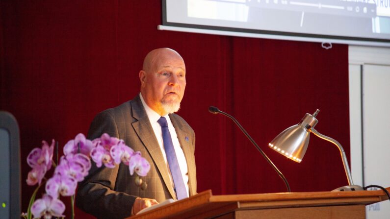 Kevin Snider, asesor principal del Pacific Justice Institute, en un seminario en San Francisco el 24 de septiembre de 2023. (Lear Zhou/The Epoch Times)