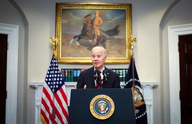 El presidente Joe Biden pronuncia un discurso sobre los esfuerzos de la administración para cancelar la deuda estudiantil en la Casa Blanca el 4 de octubre de 2023. (Kevin Dietsch/Getty Images)
