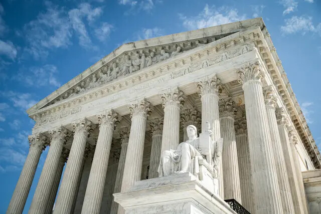 Estatua de "El Guardian" o "Autoridad de la Ley" de James Earle Frasier frente a la Corte Suprema de Estados Unidos, en Washington, el 28 de septiembre de 2020. (Al Drago/Getty Images)

