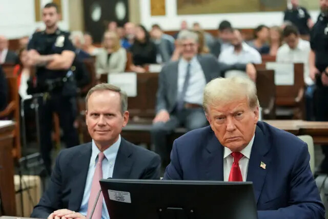 El ex presidente Donald Trump comparece en la sala del tribunal, con el abogado Christopher M. Kise, para el tercer día de su juicio por fraude civil en el Tribunal Supremo del Estado de Nueva York, el 4 de octubre de 2023. (Mary Altafeer / Pool/Getty Images)