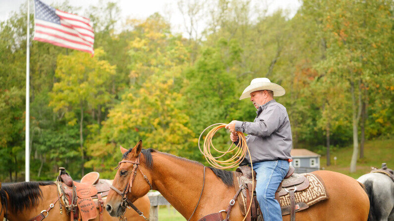 El vaquero residente Greg Maddox demuestra la técnica de lazo que se enseña en la Operación Segunda Oportunidad en Sabillasville, Maryland, el 5 de octubre de 2023. (Madalina Vasiliu/The Epoch Times)