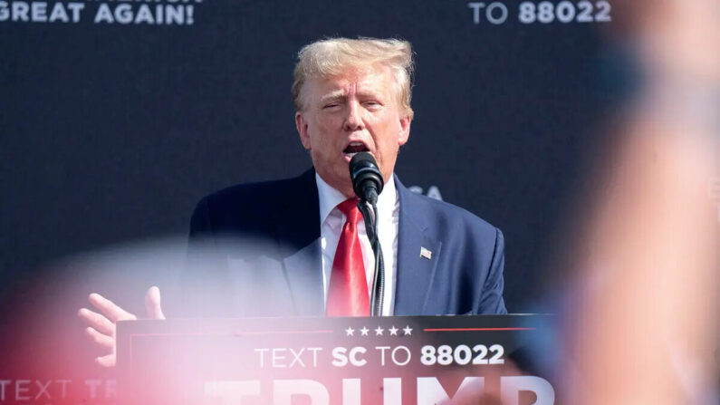 El expresidente Donald Trump habla a una multitud durante un mitin de campaña en Summerville, Carolina del Sur, el 25 de septiembre de 2023. (Sean Rayford/Getty Images)

