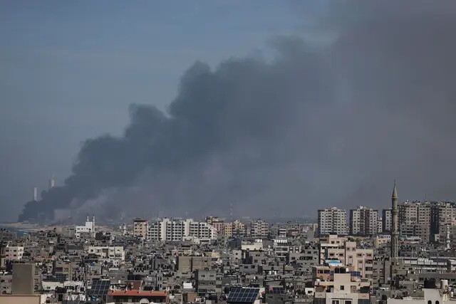 El humo se eleva sobre el lado israelí de la frontera con Gaza, visto desde la ciudad de Gaza, luego de una serie de ataques con cohetes temprano en la mañana desde la Franja de Gaza hacia Israel, el 7 de octubre de 2023. (Mohammed Abed/AFP vía Getty Images)
