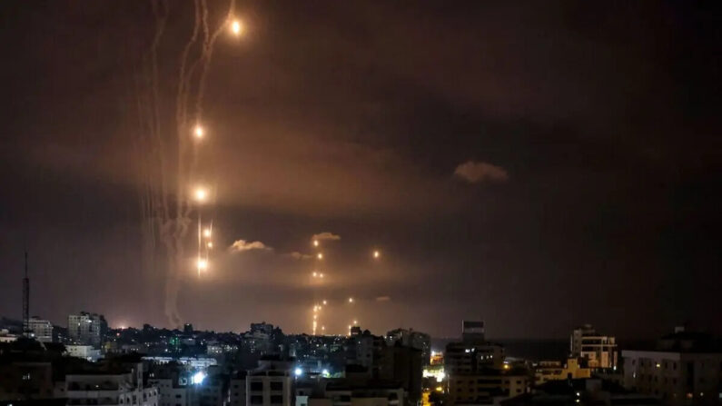 Los cohetes disparados por terroristas de Hamas desde la ciudad de Gaza son interceptados por el sistema de misiles de defensa israelí, el 7 de octubre de 2023. (Mohammed Abed/AFP vía Getty Images)
