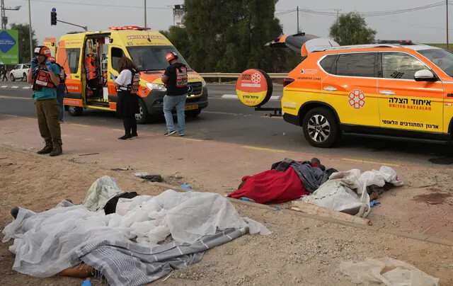 Los cuerpos de civiles muertos en los ataques terroristas de Hamás se ven en la ciudad de Sderot, en el sur de Israel, el 7 de octubre de 2023. (Baz Ratner/AFP vía Getty Images)
