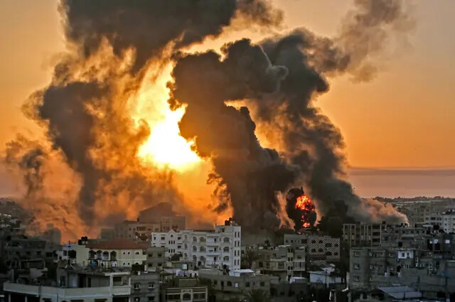 Un incendio arrasa al amanecer en Jan Yunish tras un ataque aéreo israelí contra objetivos en el sur de la franja de Gaza, a primera hora del 12 de mayo de 2021. (Youssef Massoud/AFP vía Getty Images)