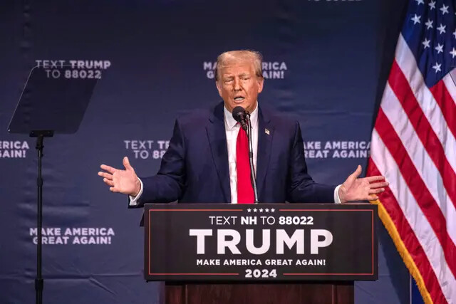 El ex presidente y aspirante republicano a la presidencia en 2024, Donald Trump, habla en un acto de campaña en Wolfeboro, Nuevo Hampshire, el 9 de octubre de 2023. (Joseph Prezioso/AFP vía Getty Images)