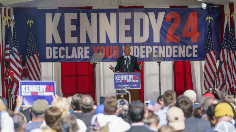 El candidato presidencial Robert F. Kennedy Jr. hace un anuncio de campaña en una conferencia de prensa en Filadelfia, Pensilvania, el 9 de octubre de 2023. Kennedy anunció que pondrá fin a su candidatura primaria demócrata y se postulará para presidente como independiente. (Jessica Kourkounis/Getty Images)