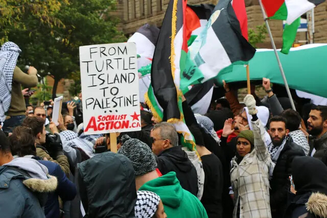 Manifestantes se reúnen en apoyo de la resistencia palestina en Toronto, el 9 de octubre de 2023. (Andrew Chen/The Epoch Times)