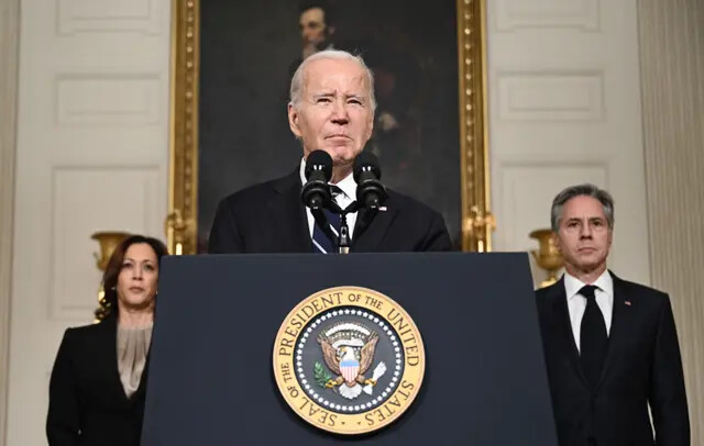 El presidente Joe Biden habla sobre los ataques de Hamás contra Israel mientras la vicepresidenta Kamala Harris y el secretario de Estado Antony Blinken observan en el Comedor de Estado de la Casa Blanca, en Washington, DC, el 10 de octubre de 2023. (Brendan Smialowski/AFP vía Getty Images)