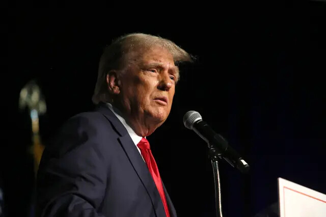 El expresidente Donald Trump pronuncia un discurso en un mitin en West Palm Beach, Florida, el 11 de octubre de 2023. (Alon Skuy/Getty Images)
