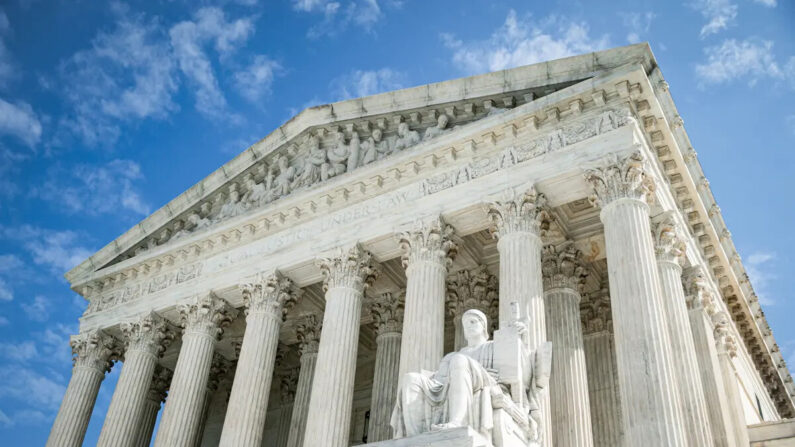 El Guardián o Autoridad de la Ley, creado por el escultor James Earle Fraser, descansa en el lateral del Tribunal Supremo de EE.UU., en Washington, el 28 de septiembre de 2020. (Al Drago/Getty Images)