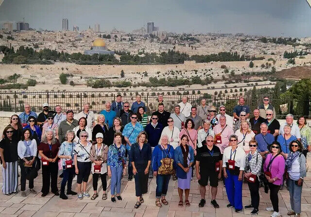 El pastor Zach Terry y su congregación de la Primera Iglesia Bautista de Fernandina Beach posan en Jerusalén después de escapar de Tiberio tras los ataques militares de Hamás contra Israel, 7 de octubre de 2023. (Cortesía de la Primera Iglesia Bautista de Fernandina Beach)