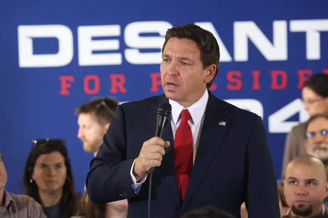 El candidato presidencial republicano, el gobernador de Florida Ron DeSantis, habla a los invitados durante un acto de campaña en la Iglesia Refuge City en Cedar Rapids, Iowa, el 8 de octubre de 2023. (Scott Olson/Getty Images)