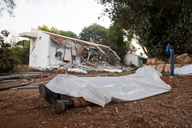 Una fotografía tomada el 11 de octubre de 2023 muestra cuerpos cubiertos en el kibutz Beeri, cerca de la frontera con Gaza, lugar de un ataque de terroristas de Hamás días antes. (Jack Guez/AFP vía Getty Images)
