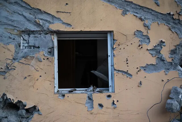 La ventana de una casa está rota y la pared que la rodea está cubierta de agujeros de bala donde días antes terroristas de Hamás mataron a civiles cerca de la frontera con Gaza en Be'eri, Israel, el 11 de octubre de 2023. (Alexi J. Rosenfeld/Getty Images)