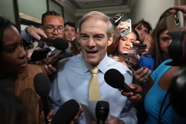 El representante Jim Jordan (R-Ohio) habla con los periodistas mientras los republicanos de la Cámara celebran una reunión en el Longworth House Office Building en Washington el 13 de octubre de 2023. (Win McNamee/Getty Images)