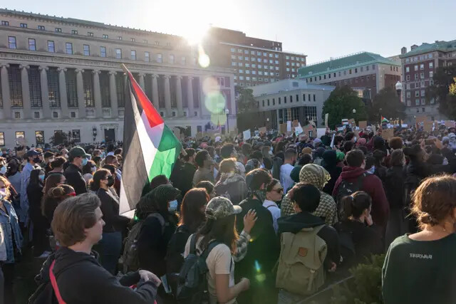 Estudiantes de Columbia participan en una manifestación de apoyo a Palestina en la universidad el 12 de octubre de 2023 en Nueva York. (Spencer Platt/Getty Images)