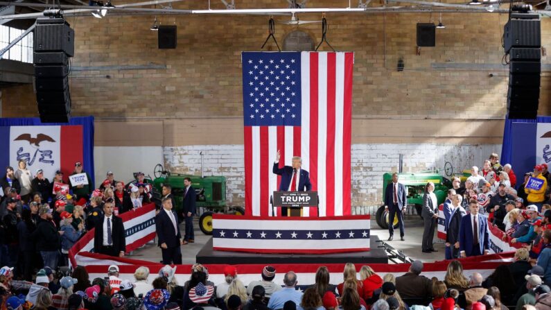 El expresidente de Estados Unidos y aspirante a la presidencia de 2024, Donald Trump, habla durante un evento en el Congreso Nacional de Ganado en Waterloo, Iowa, el 7 de octubre de 2023. (Kamil Krzaczynski/AFP vía Getty Images)