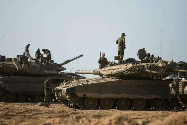 Soldados israelíes junto a tanques en cercanías a la frontera con Gaza, cerca de Sderot, Israel, el 14 de octubre de 2023. (Amir Levy/Getty Images)
