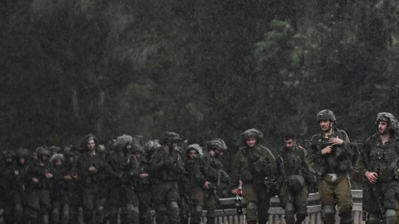 Soldados del ejército israelí patrullan en una posición no revelada en el norte de Israel, cerca de la frontera con Líbano, el 15 de octubre de 2023. (Foto de Aris MESSINIS / AFP) (Foto de ARIS MESSINIS/AFP vía Getty Images)