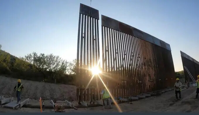Texas construye su propio muro fronterizo en su esfuerzo por asegurar la frontera. (Cortesía de la Oficina de Greg Abbott)