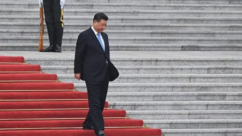 El líder de China, Xi Jinping, baja los escalones para el inicio de una ceremonia de bienvenida al presidente de Suiza, Ueli Maurer (no en la foto), en el Gran Salón del Pueblo, en Beijing, China, el 29 de abril de 2019. (Madoka Ikegami/Pool/Getty Images)