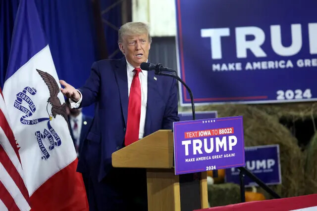 El candidato presidencial republicano, el expresidente Donald Trump, habla a los invitados durante un acto de campaña en el recinto ferial del condado de Dallas el 16 de octubre de 2023 en Adel, Iowa. (Scott Olson/Getty Images)