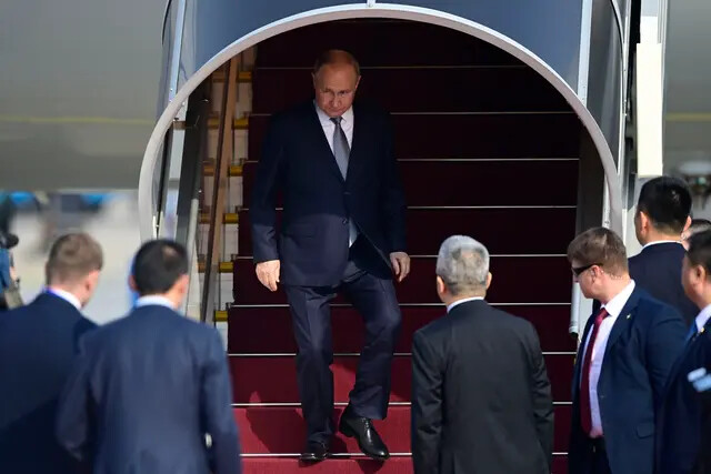 El presidente ruso Vladimir Putin llega al Aeropuerto Internacional Capital de Beijing, el 17 de octubre de 2023. (Parker Song-Pool/Getty Images)
