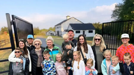 Una familia con18 miembros de 3 generaciones vive en 15 acres de tierra y comparte cómo ahorra dinero