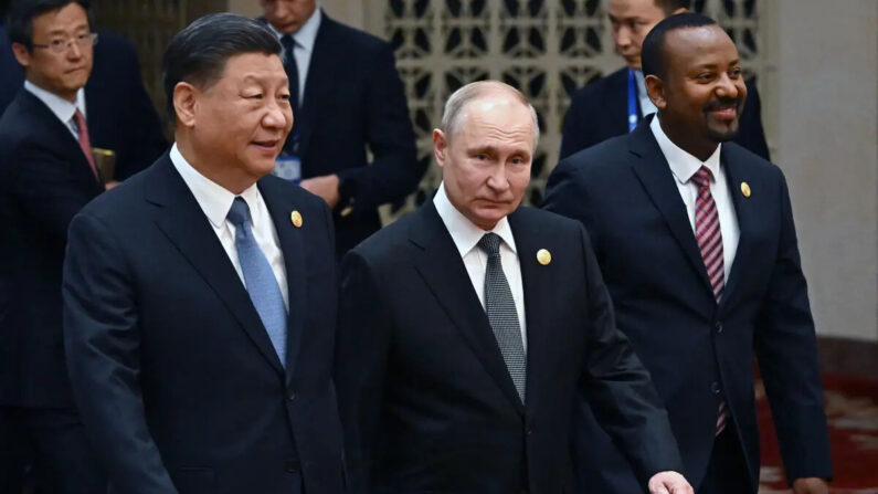El presidente de Rusia, Vladimir Putin, y el líder chino, Xi Jinping, se dirigen a una sesión de fotos grupal durante el tercer Foro de la Franja y la Ruta para la Cooperación Internacional, en el Gran Salón del Pueblo, en Beijing, el 18 de octubre de 2023. (Grigory Sysoyev/POOL/AFP vía Getty Images )
