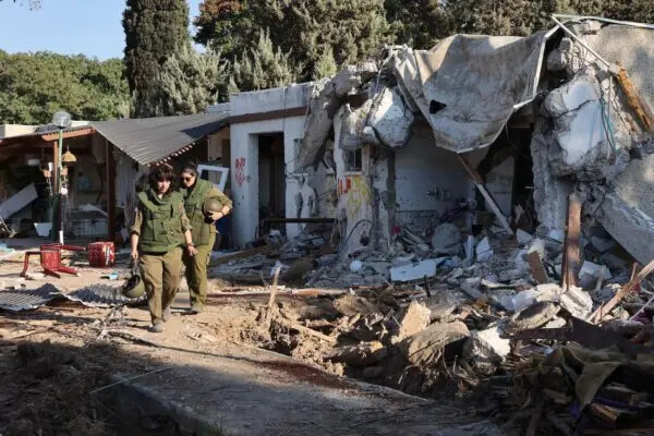 Soldados del ejército israelí patrullan cerca de casas dañadas en el kibutz Kfar Aza, en el sur de Israel, cerca de la Franja de Gaza, el 18 de octubre de 2023. (Gil Cohen-Magen/AFP vía Getty Images)
