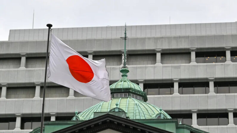 La bandera japonesa ondea sobre el edificio de la sede del Banco de Japón (BoJ) en Tokio el 27 de abril de 2022. (Kazuhiro Nogi/AFP vía Getty Images)