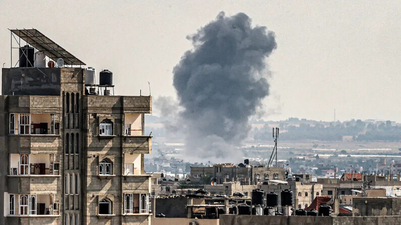 Una columna de humo aparece durante un bombardeo israelí en Rafah, en el sur de la Franja de Gaza, el 19 de octubre de 2023. (Said Khatib/AFP vía Getty Images)