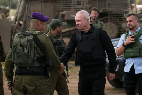 El ministro de Defensa israelí, Yoav Gallant, se reúne con soldados en la frontera israelí con la Franja de Gaza, en Sderot, Israel, el 19 de octubre de 2023. (Amir Levy/Getty Images)
