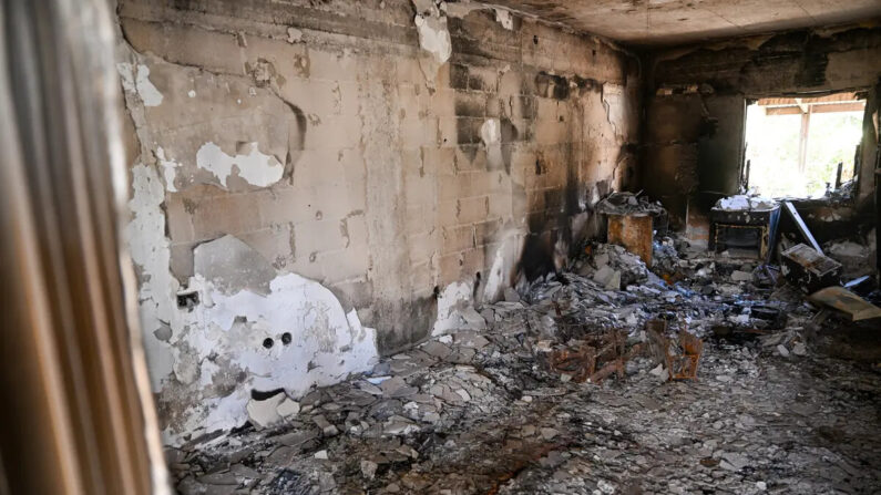 Una casa completamente destruida después de que los terroristas de Hamás atacaran cerca de la frontera de Gaza, en Nir Oz, Israel, el 19 de octubre de 2023. (Alexi J. Rosenfeld/Getty Images)
