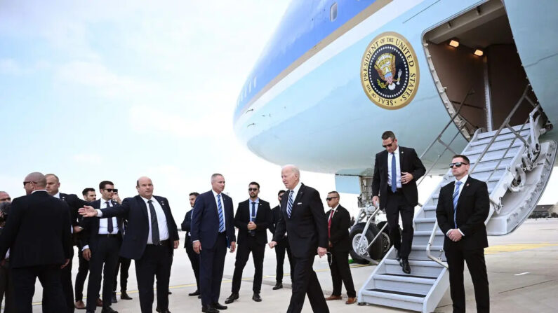 El presidente estadounidense Joe Biden desembarca a su llegada al aeropuerto Ben Gurion de Tel Aviv el 18 de octubre de 2023, en medio de los combates en curso entre Israel y el grupo terrorista palestino Hamás. (Brendan Smialowski/AFP vía Getty Images)