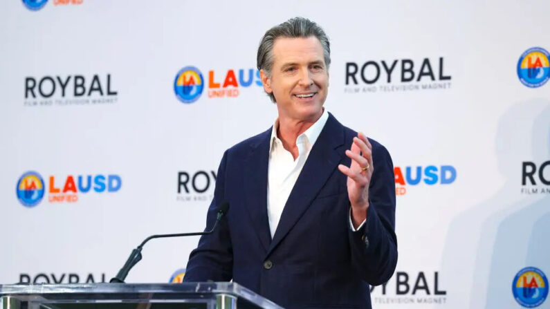 El gobernador Gavin Newsom asiste a un acto para celebrar el segundo año de la Escuela Roybal de Producción de Cine y Televisión en Los Ángeles el 13 de octubre de 2023. (Randy Shropshire/Getty Images para Entertainment Industry Foundation)