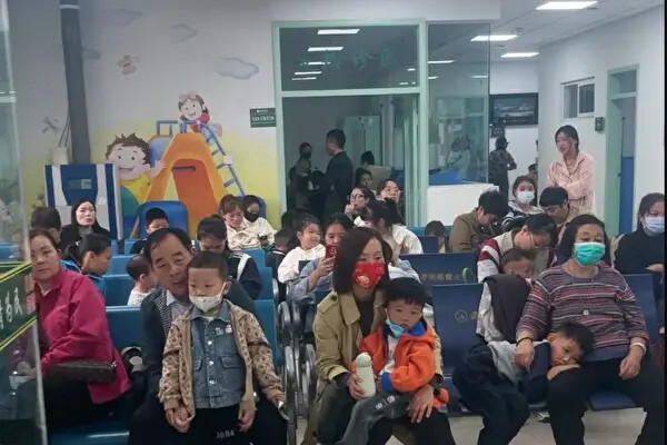 Padres e hijos en un hospital infantil de China esperando a que sus hijos reciban tratamiento, el 19 de octubre de 2023. (Captura de pantalla vía The Epoch Times)
