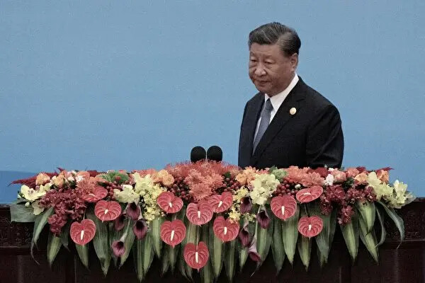 El líder chino Xi Jinping se prepara para pronunciar su discurso en la ceremonia de apertura del tercer Foro de la Franja y la Ruta para la Cooperación Internacional en Pekín el 18 de octubre de 2023. (Pedro Pardo/AFP vía Getty Images)