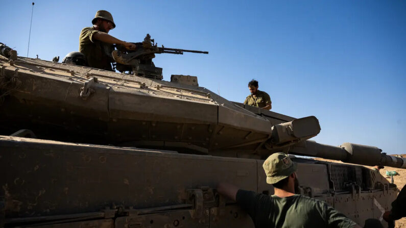 Soldados de las Fuerzas de Defensa de Israel limpian partes de un tanque en el sur de Israel, el 21 de octubre de 2023. (Alexi J. Rosenfeld/Getty Images)

