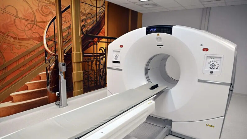 Escáner Discovery MI PET/CT durante una visita real al centro de oncología del 'Instituto Jules Bordet' en el sitio Erasme en Anderlecht, Bruselas, el lunes 2 de octubre de 2023. (ERIC LALMAND/BELGA MAG/AFP vía Getty Images)
