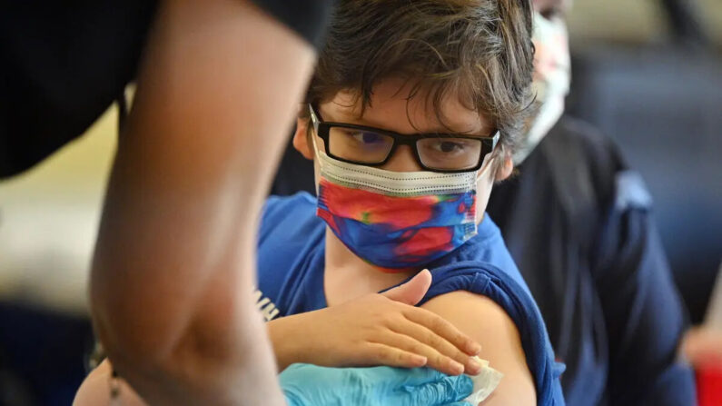 Un niño recibe una vacuna COVID-19 en una clínica de vacunación de L.A. Care Health Plan en Los Angeles Mission College en el barrio de Sylmar en Los Ángeles, California, el 19 de enero de 2022. (Robyn Beck/AFP vía Getty Images)