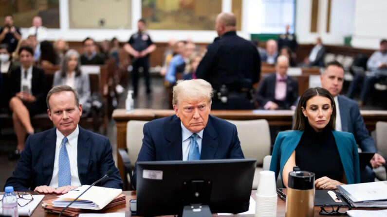 El expresidente Donald Trump se sienta en la sala del tribunal con los abogados Christopher Kise (izquierda) y Alina Habba durante su juicio por fraude civil en la Corte Suprema del Estado de Nueva York, en la ciudad de Nueva York, el 18 de octubre de 2023. (Doug Mills-Pool/Getty Images)

