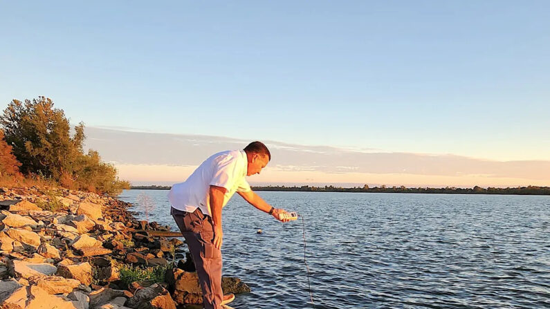 Ricky Becnel, productor de cítricos de quinta generación, prueba la salinidad del río Mississippi que alimenta su vivero de 20 acres en Belle Chasse, La., el 13 de octubre de 2023. (Allan Stein/The Epoch Times)