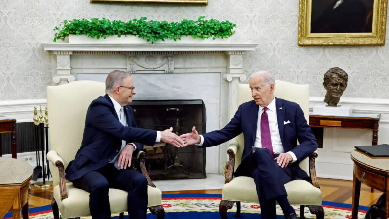 El presidente estadounidense Joe Biden y el primer ministro australiano Anthony Albanese se dan la mano en la Oficina Oval antes de una reunión bilateral en la Casa Blanca, el 25 de octubre de 2023. (Anna Moneymaker/Getty Images)
