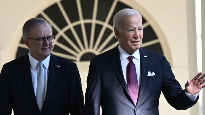 El presidente estadounidense Joe Biden (d) y el primer ministro australiano Anthony Albanese caminan por la columnata de la Casa Blanca en Washington, DC, el 25 de octubre de 2023. (Foto de Brendan Smialowski/POOL/AFP vía Getty Images)