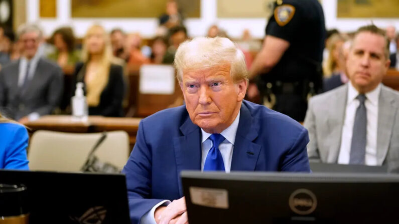 El expresidente Donald Trump se sienta en el tribunal durante su juicio por fraude civil en el Tribunal Supremo del Estado de Nueva York, en la ciudad de Nueva York, el 25 de octubre de 2023. (Seth Wenig-Pool/Getty Images)